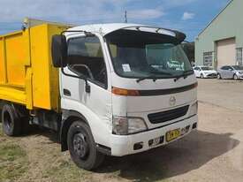 Hino Dutro - picture0' - Click to enlarge