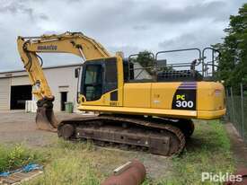 Komatsu PC300-8 - picture2' - Click to enlarge