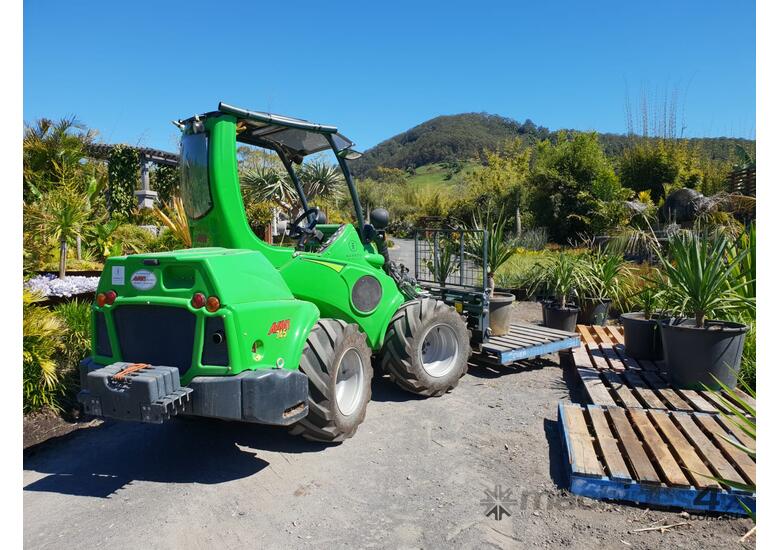 Avant 745 NurseryPro Articulated Mini Loader