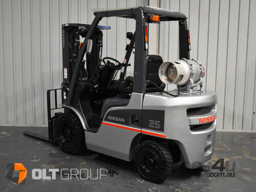 Used Nissan P1F2A25DU 2.5 Tonne LPG Forklift For Sale 4.3m Container Mast