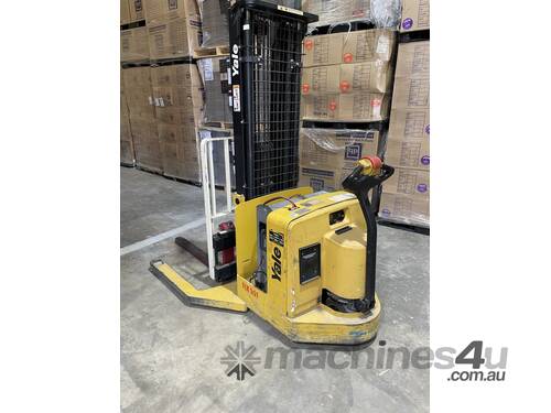 YALE WALK BEHIND STACKER/FORKLIFT