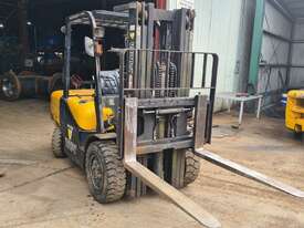 3Tonne forklift - picture0' - Click to enlarge