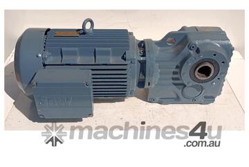 SEW Eurodrive 7.5 kW Reduction Drive Output Rpm : 82 Ratio 17.87 SEW Eurodrive 7.5 kW Reduction Drive Output Rpm : 82 Ratio 17.87