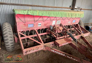 (8635) International 511 combine 20 run (Griffith, NSW)