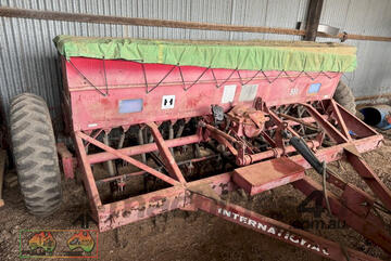 (8635) International 511 combine 20 run (Griffith, NSW)