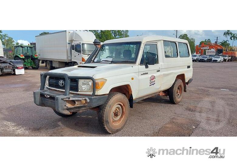 caption Toyota Landcruiser 70 Series