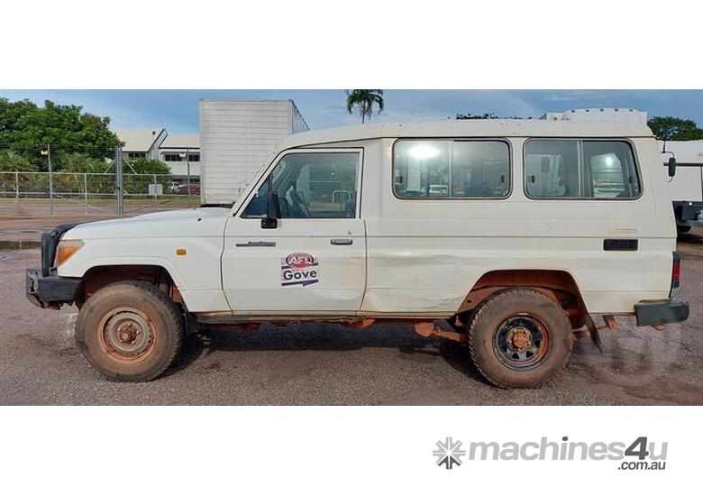 caption Toyota Landcruiser 70 Series