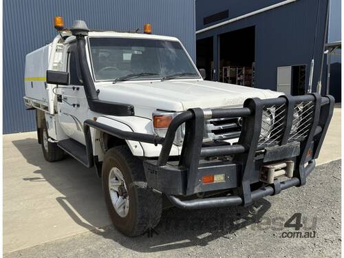 caption 2005 TOYOTA LANDCRUISER SINGLE CAB UTILITY