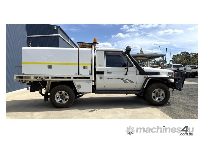 caption 2005 TOYOTA LANDCRUISER SINGLE CAB UTILITY