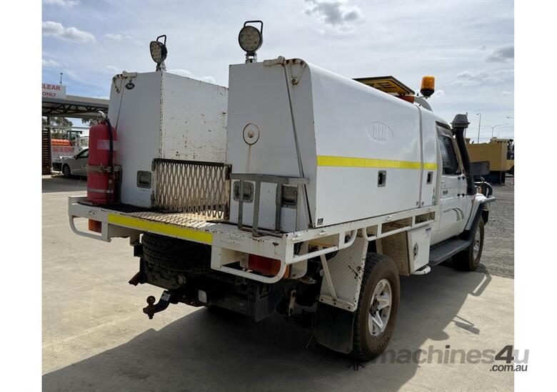 caption 2005 TOYOTA LANDCRUISER SINGLE CAB UTILITY