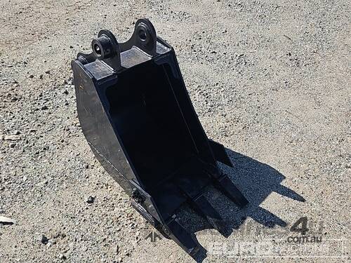 caption Unused GP Bucket 425mm, Ears 60mm, Centers 250mm, Pins 45mm