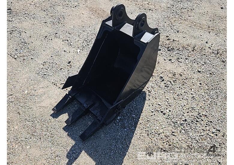 caption Unused GP Bucket 425mm, Ears 60mm, Centers 250mm, Pins 45mm