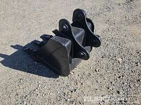 Unused GP Bucket 425mm, Ears 60mm, Centers 250mm, Pins 45mm  - picture1' - Click to enlarge