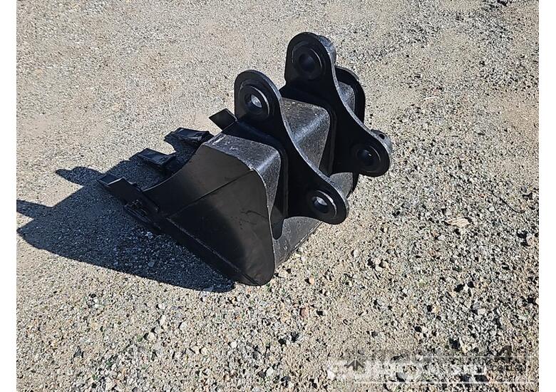 caption Unused GP Bucket 425mm, Ears 60mm, Centers 250mm, Pins 45mm