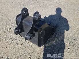 Unused GP Bucket 425mm, Ears 60mm, Centers 250mm, Pins 45mm  - picture2' - Click to enlarge
