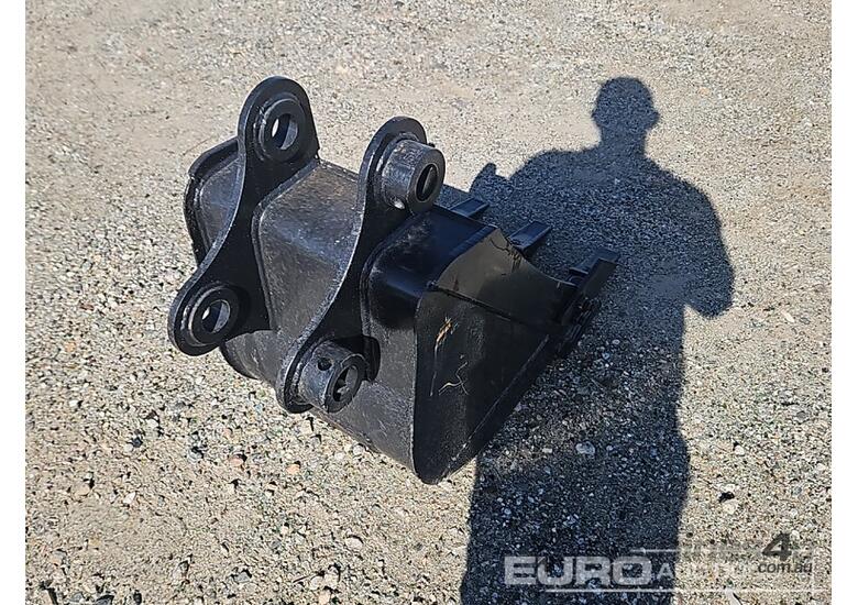 caption Unused GP Bucket 425mm, Ears 60mm, Centers 250mm, Pins 45mm