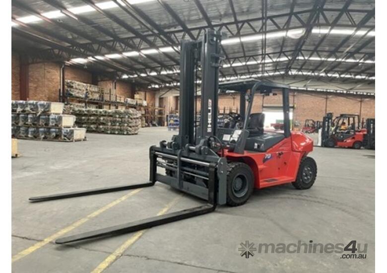 7t Diesel forklift with wide carriage.