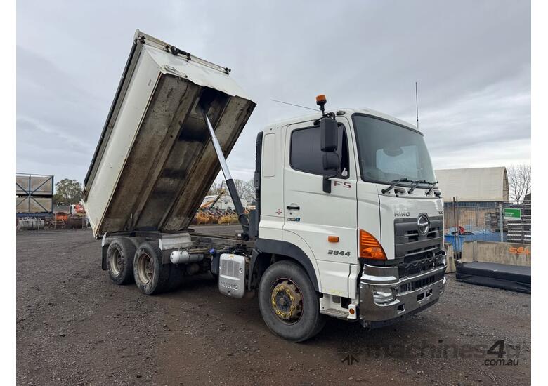 caption 2015 Hino FS 700 2844 Tipper