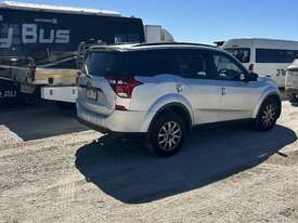 2021 Mahindra XUV500 W6 Petrol - picture1' - Click to enlarge