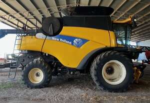 2011 New Holland CR9070 Combines