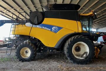 2011 New Holland CR9070 Combines