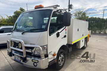 Hino 2017   300 921 PB98