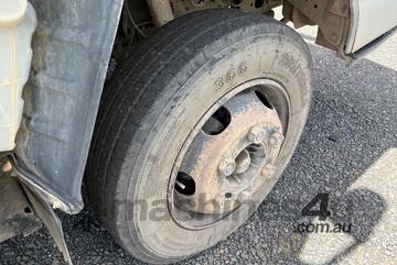 2006 Isuzu NPR 75-190 Table Top