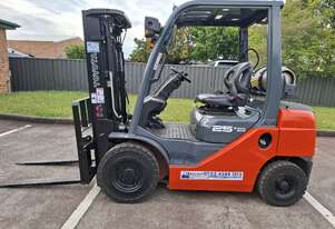 Wollongong Forklift: 2011 Toyota 2.5T LPG, 3-Stage Container Mast, 4.3m Lift!
