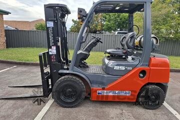 Wollongong Forklift: 2011 Toyota 2.5T LPG, 3-Stage Container Mast, 4.3m Lift!