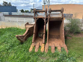 2 x Case 49t Excavator Buckets and Ripper Tooth - picture0' - Click to enlarge