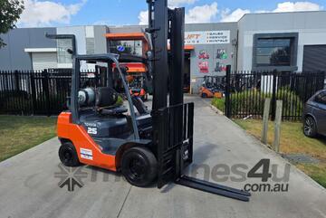 Toyota Forklift 2.5T with Tyne Positioners Low Hours (Unit#: AU471)