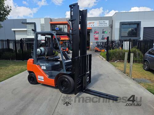 Toyota Forklift 2.5T with Tyne Positioners Low Hours (Unit#: AU471)