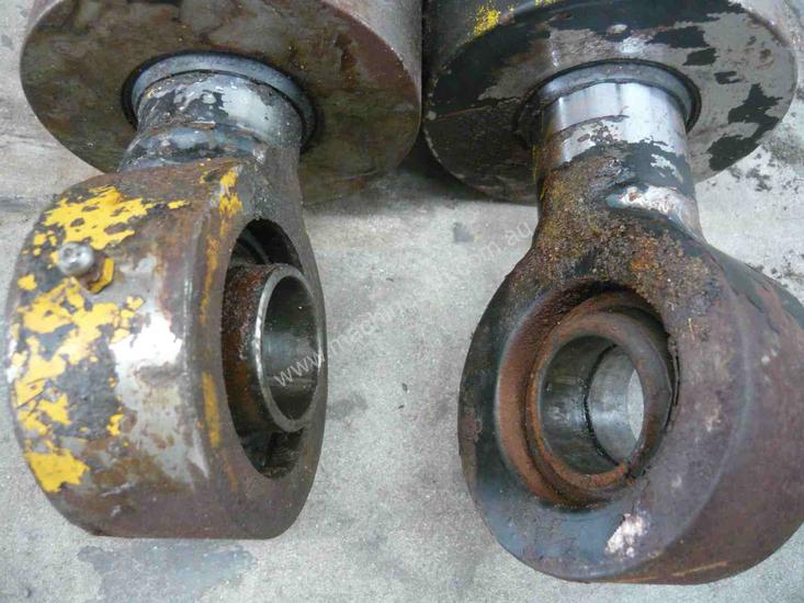 Used hydraulic rams PAIR OF HYDRAULIC RAMS 800MM STROKE Hydraulic Ram