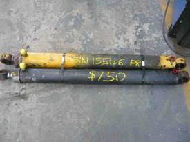 PAIR OF HYDRAULIC RAMS/ 800MM STROKE - picture0' - Click to enlarge