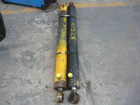 PAIR OF HYDRAULIC RAMS/ 800MM STROKE - picture0' - Click to enlarge