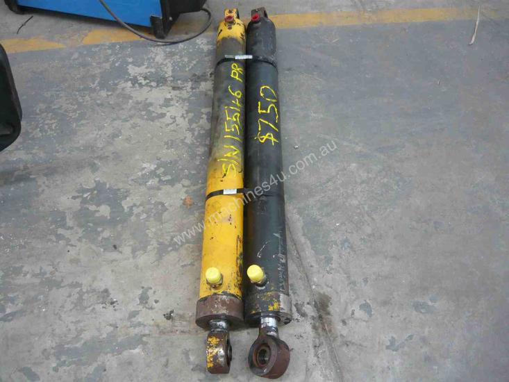 Used hydraulic rams PAIR OF HYDRAULIC RAMS 800MM STROKE Hydraulic Ram