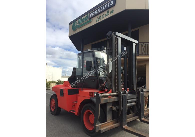 caption 12,000Kg diesel Linde forklift with a wide shifting fork positioner