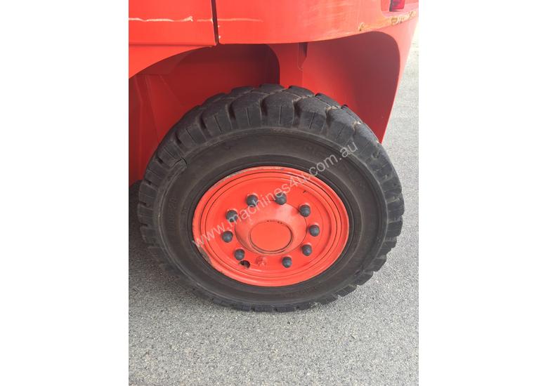 caption 12,000Kg diesel Linde forklift with a wide shifting fork positioner