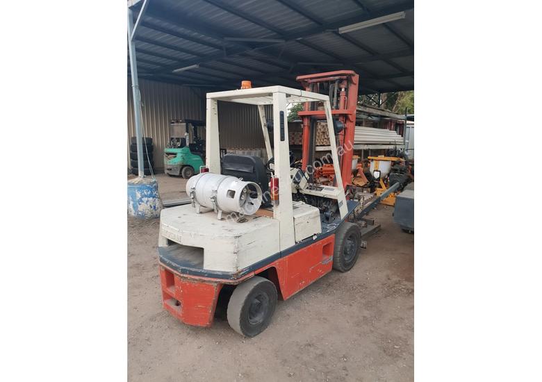 caption Nissan Forklift 2.5 Ton Rotating Tynes