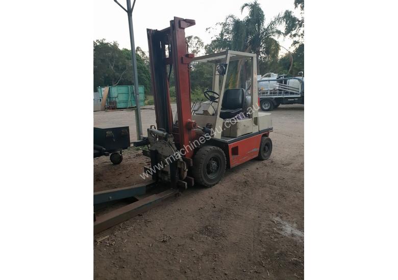 caption Nissan Forklift 2.5 Ton Rotating Tynes