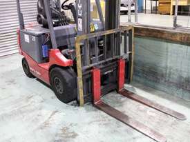 Electric Forklift - picture2' - Click to enlarge