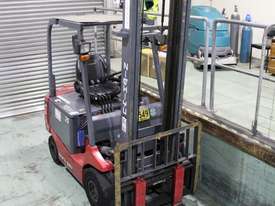 Electric Forklift - picture3' - Click to enlarge
