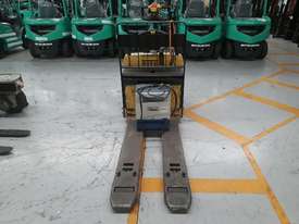 Hyster electric pallet mover - picture0' - Click to enlarge