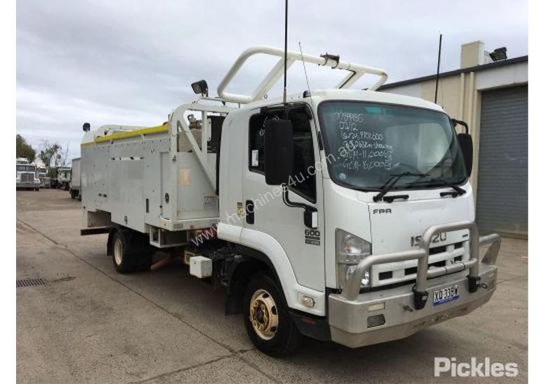caption 2012 Isuzu FRR600 MWB