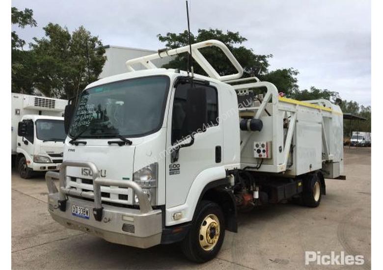 caption 2012 Isuzu FRR600 MWB