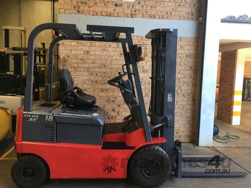 Nichiyu 4 Wheeler 4.7m Container Mast SS 2000HRs 2015 Roll Out Just Like New !!!