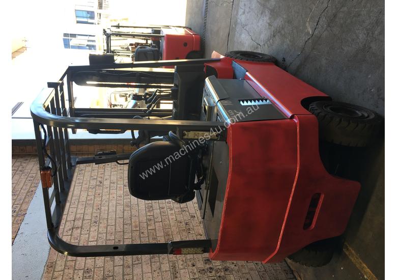 Nichiyu 4 Wheeler 4.7m Container Mast SS 2000HRs 2015 Roll Out Just Like New !!!