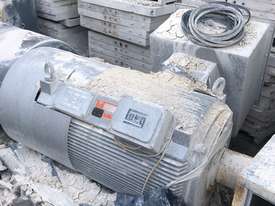 360 kw 480 hp 4 pole 1487 rpm 3300 volt 355 frame WEG AC Electric Motor - picture0' - Click to enlarge