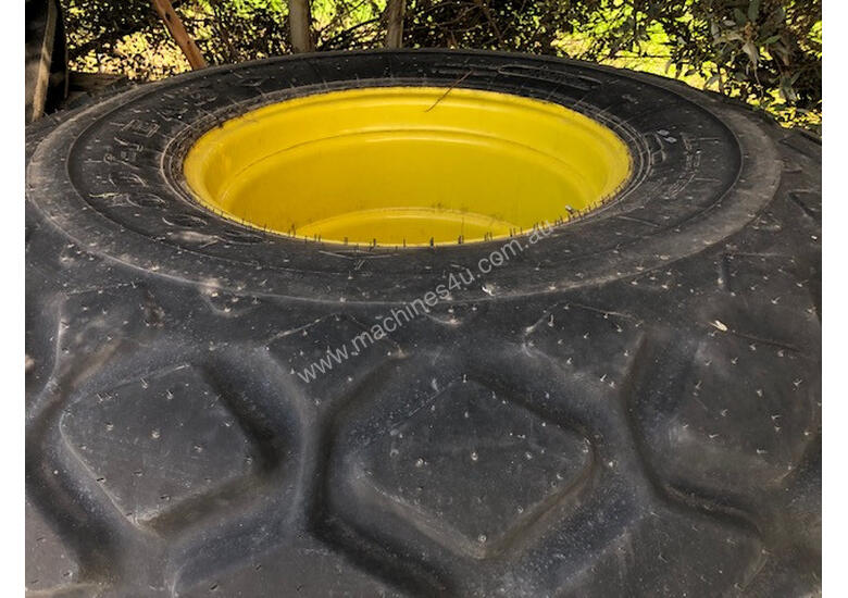caption Goodyear 28L-26 Tyre/Rim Combined