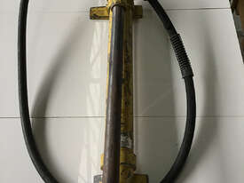 Enerpac Hydraulic Steel Porta Power Hand Pump P39 with hose - picture2' - Click to enlarge